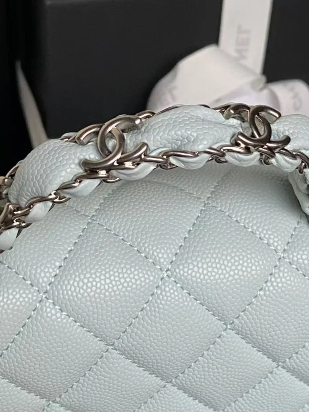 Classic CHANEL Bag: A Stylish and Versatile Choice for Elegance